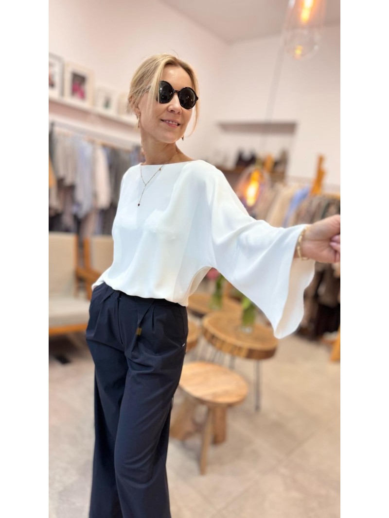 biale-bluzki-035zsj-1.jpg Biała Bluzka z kielichowym rękawem i odkrytymi plecami Rosie White | Butik CreOWnia Piła & Bydgoszcz CreOwnia - obrazek 1