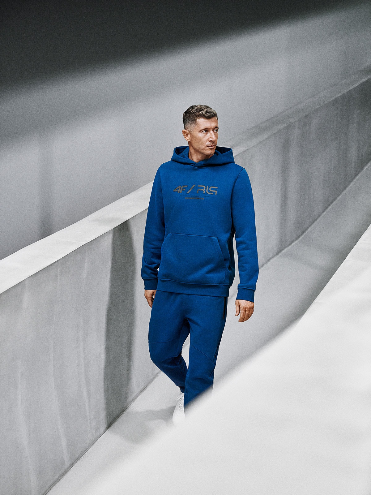 bluza-4f-meska-651iwh-1.jpg Bluza dresowa regular z kapturem męska 4F x Robert Lewandowski granatowa - obrazek 1