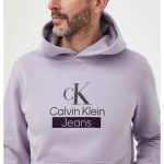 Fioletowa bluza nierozpinana Calvin Klein Jeans z kapturem, z nadrukiem J30J323762 / 08720108053457 Bluzy męskie nierozpinane myBaze.com