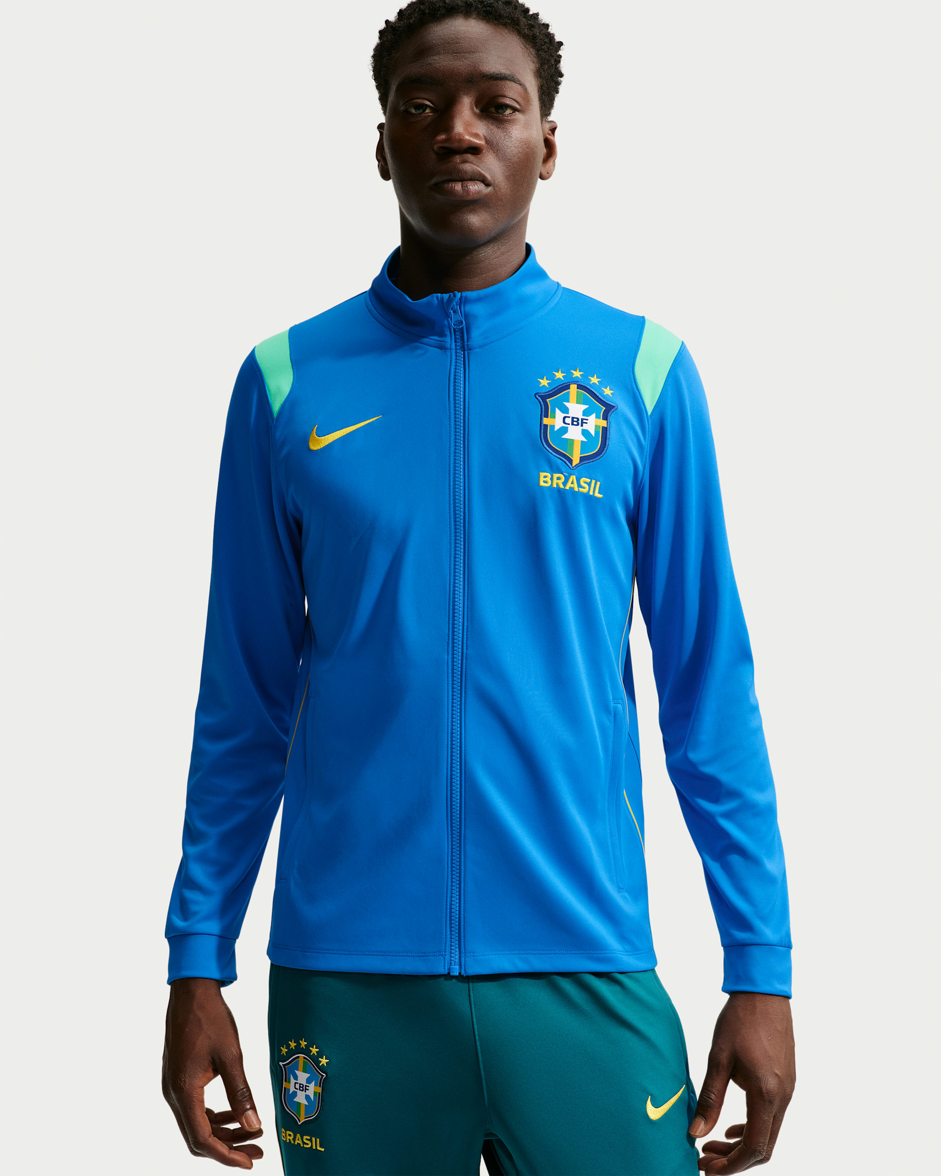 bluza-pilkarska-028ngg.jpg Męska dresowa bluza piłkarska Nike Dri FIT Brazylia Academy Pro Light Photo Blue/Midwest Gold/Light Menta/Midwest Gold - obrazek 1