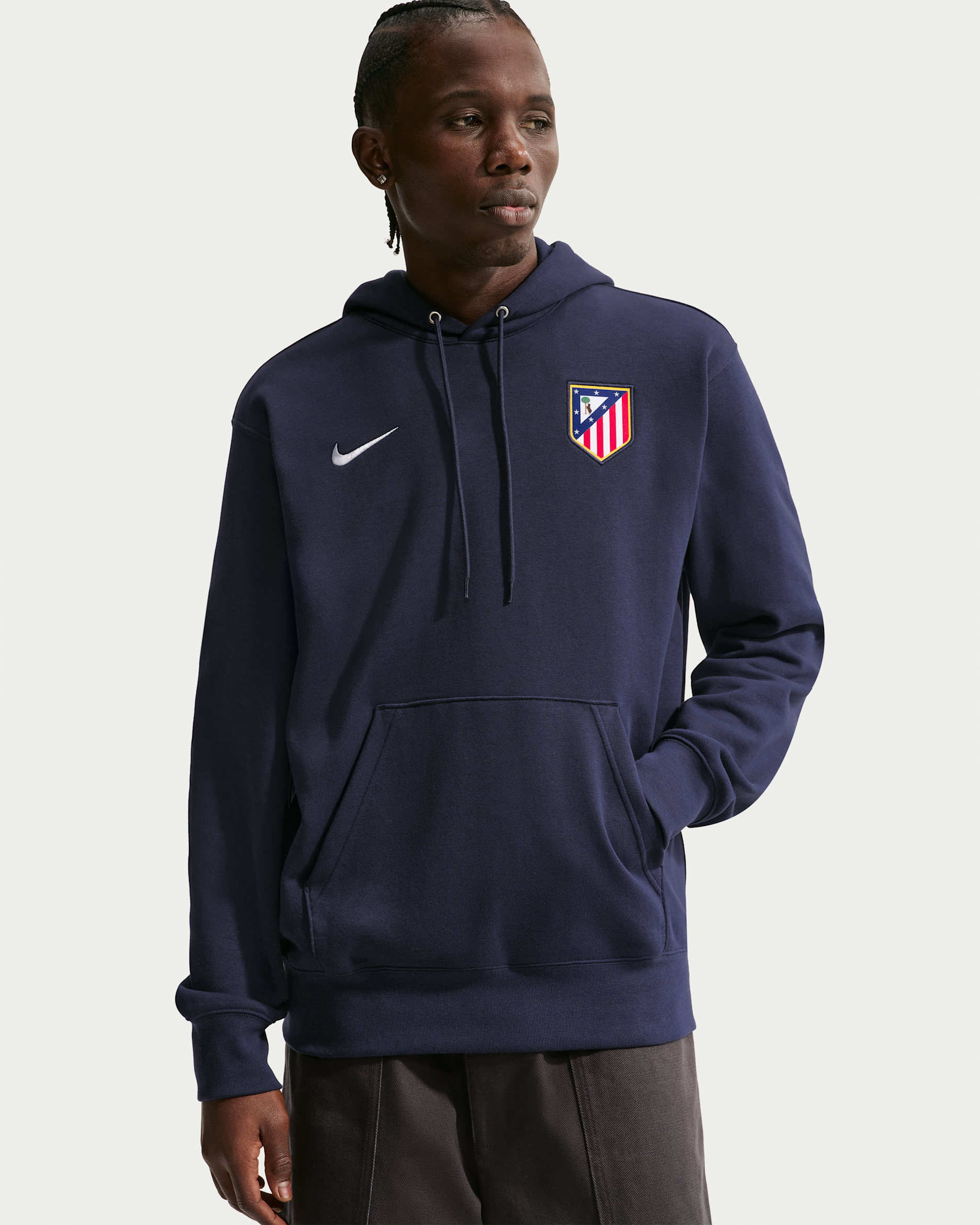 bluza-pilkarska-298jix.jpg Męska piłkarska bluza z kapturem z dzianiny dresowej Nike Atlético Madryt Obsidian/Biel - obrazek 1