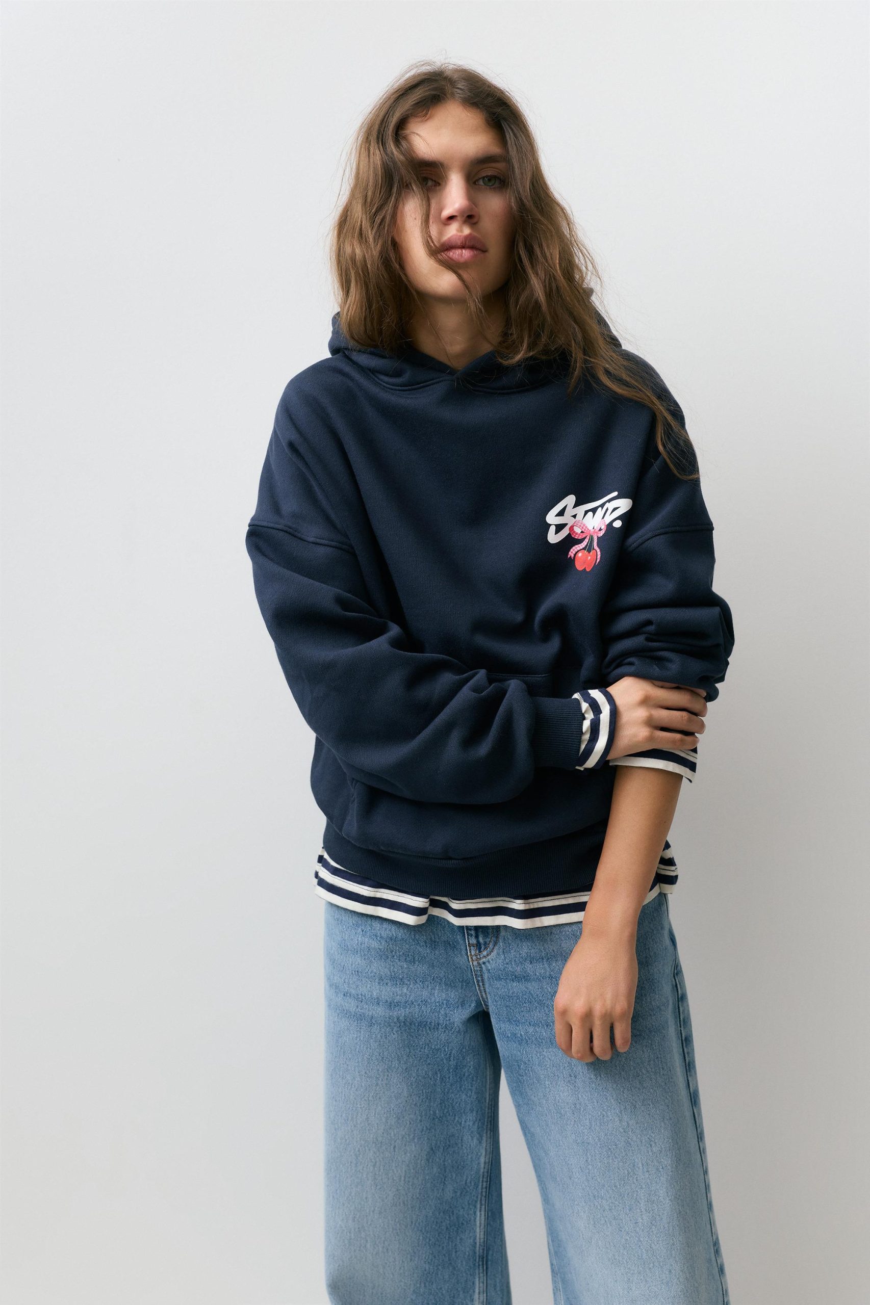 bluza-pull-and-bear-212jbb-1.jpg Bluza z kapturem STWD i wiśniami - obrazek 1