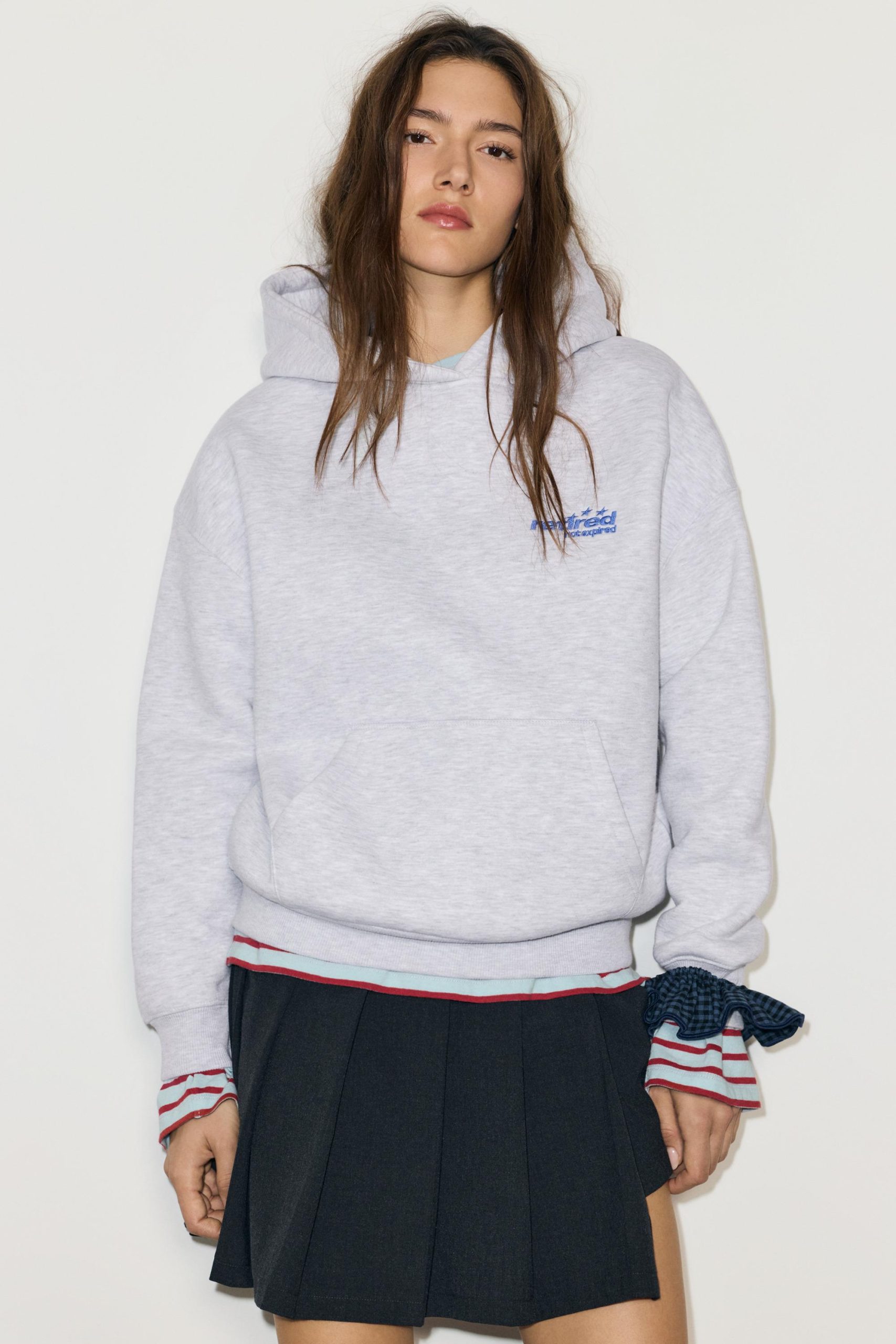 bluza-pull-and-bear-405gnl-1.jpg Bluza z kapturem z gwiazdami i tekstem - obrazek 1
