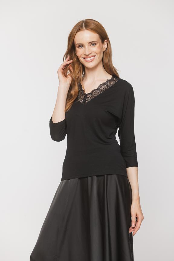 bluzki-czarne-023agt-1.jpg Czarne bluzki damskie – stylowe, eleganckie modele na wiele okazji | Bialcon | 1 - obrazek 1