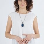 Elegancka, swobodna bluzka pod żakiet w kolorze złamanej bieli. Modne bluzki do garnituru w odcieniach bieli