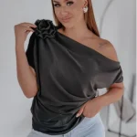 Tiulowa bluzka z dekoltem typu woda i różą Cleo czarna