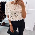 Miękka bluzka z cekinami i piórami (S, Beżowy) | Butik AIRILY.PL