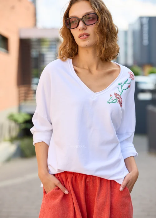 bluzki-z-haftem-016izy.webp Bluzka Scarlet Bloom Biała - obrazek 1