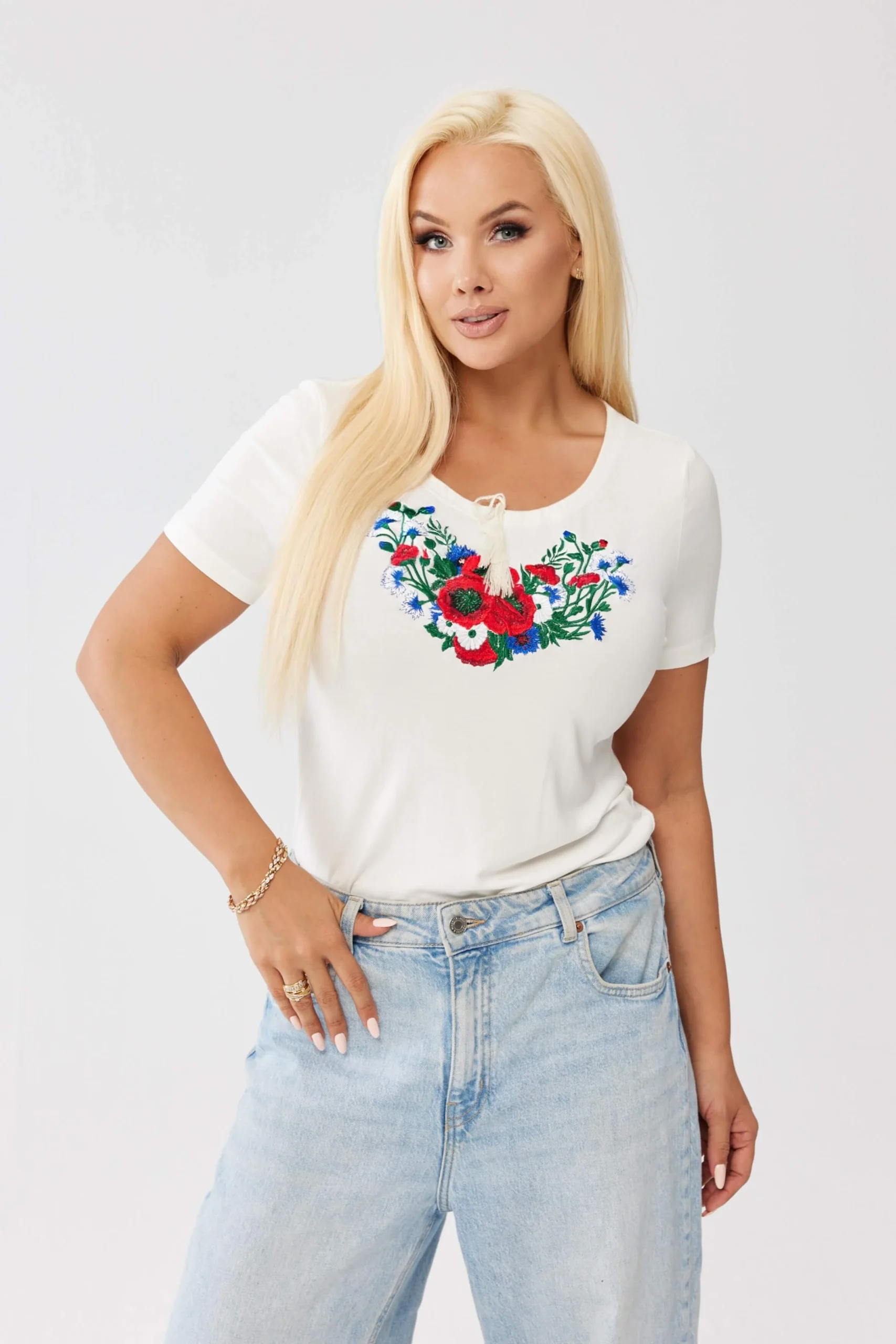 bluzki-z-haftem-805owu.webp Biała bawełniana bluzka z haftem kwiatowym OVERSIZE PLUS SIZE WIOSNA LATO - obrazek 1