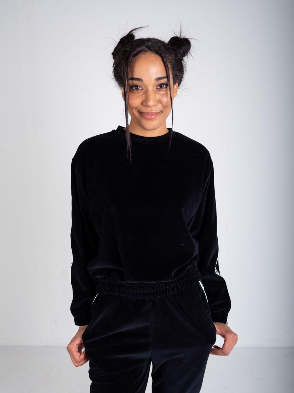 bluzy-bez-kaptura-damskie-830gmf-1.jpg Damska Bluza Bez Kaptura Welurowa ATR Wear Tape Czarna - obrazek 1