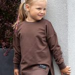 Długa bluza dla dzieci z dłuższym tyłem Little Ana/Czekolada Wualaa by dolce sonno