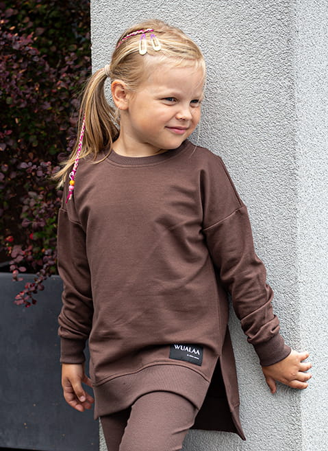bluzy-dla-dzieci-982dvj-1.jpg Długa bluza dla dzieci z dłuższym tyłem Little Ana/Czekolada Wualaa by dolce sonno - obrazek 1