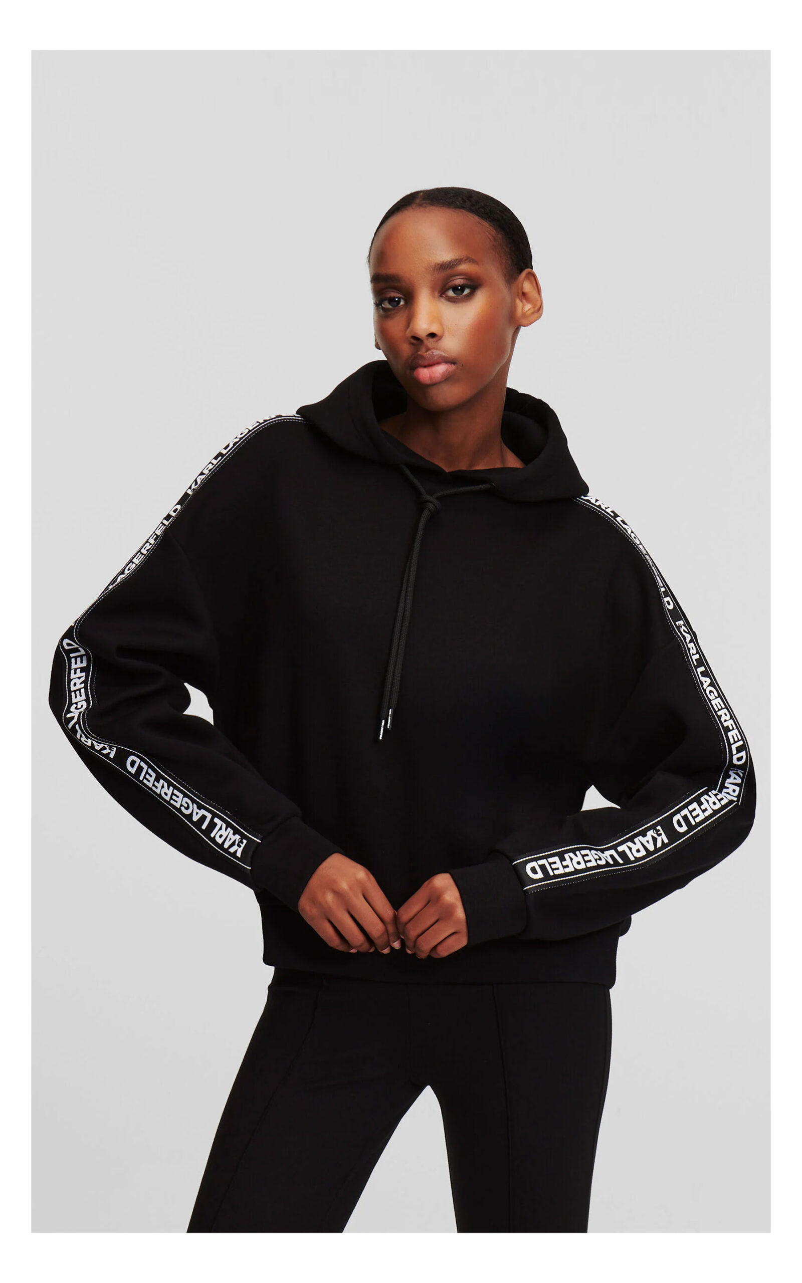 bluzy-karl-lagerfeld-081ehe-1.jpg Bluza KARL LAGERFELD z logowanymi lampasami czarna - obrazek 1