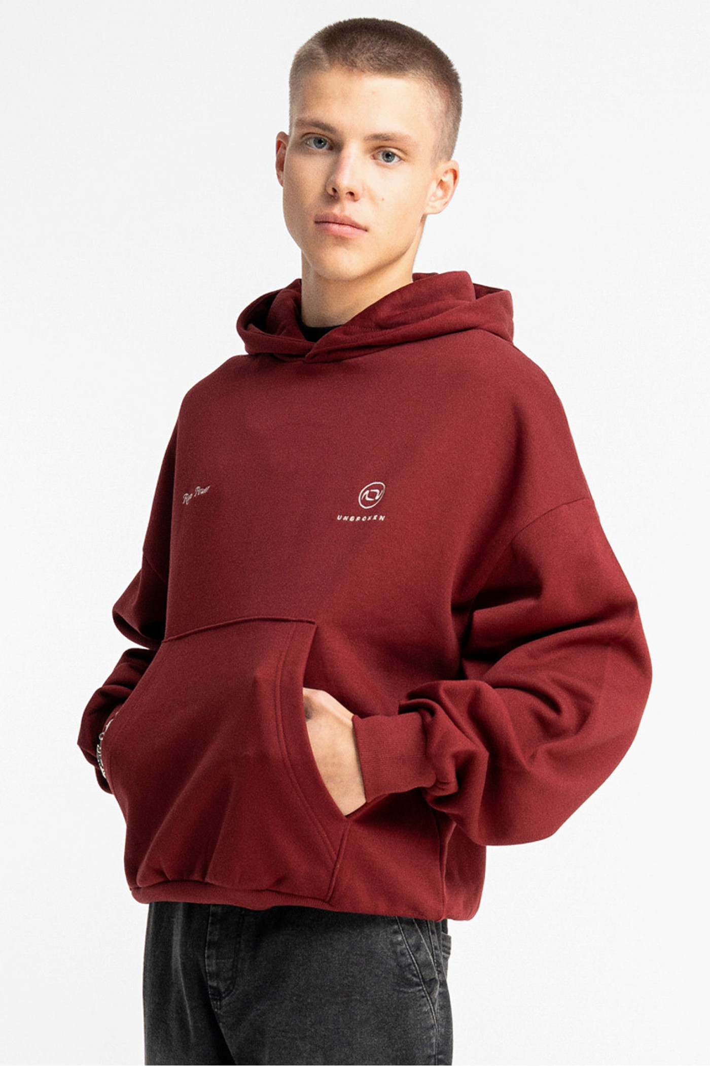 bordowa-bluza-052loo-1.jpg Bordowa bluza REGULAR z minimalistycznym haftem z przodu - obrazek 1