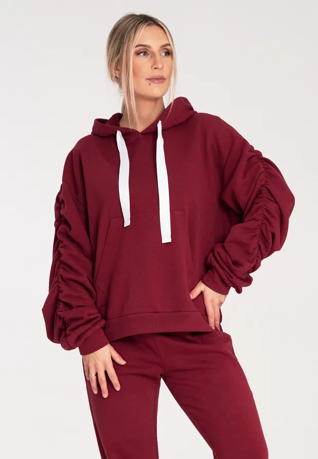 bordowa-bluza-damska-823cfg.webp Bluza damska z kapturem Bluza z bufiastymi rękawami Bluza bordowa M1055 rozmiar S Figl.pl - obrazek 1