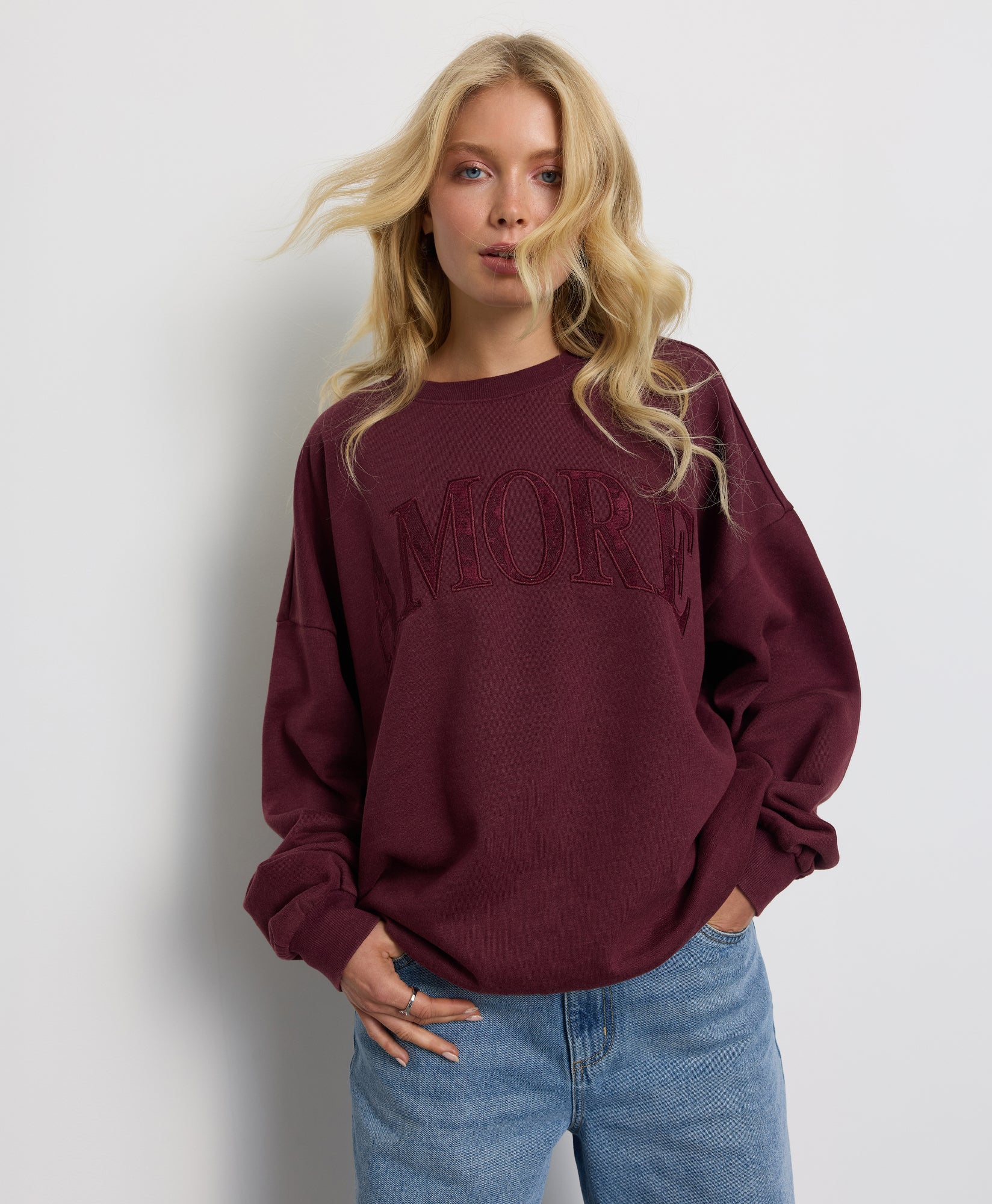 bordowa-bluza-damska-857obs-1.jpg Bluza damska bordowa z koronkowym napisem Tylko w Pepco - obrazek 1