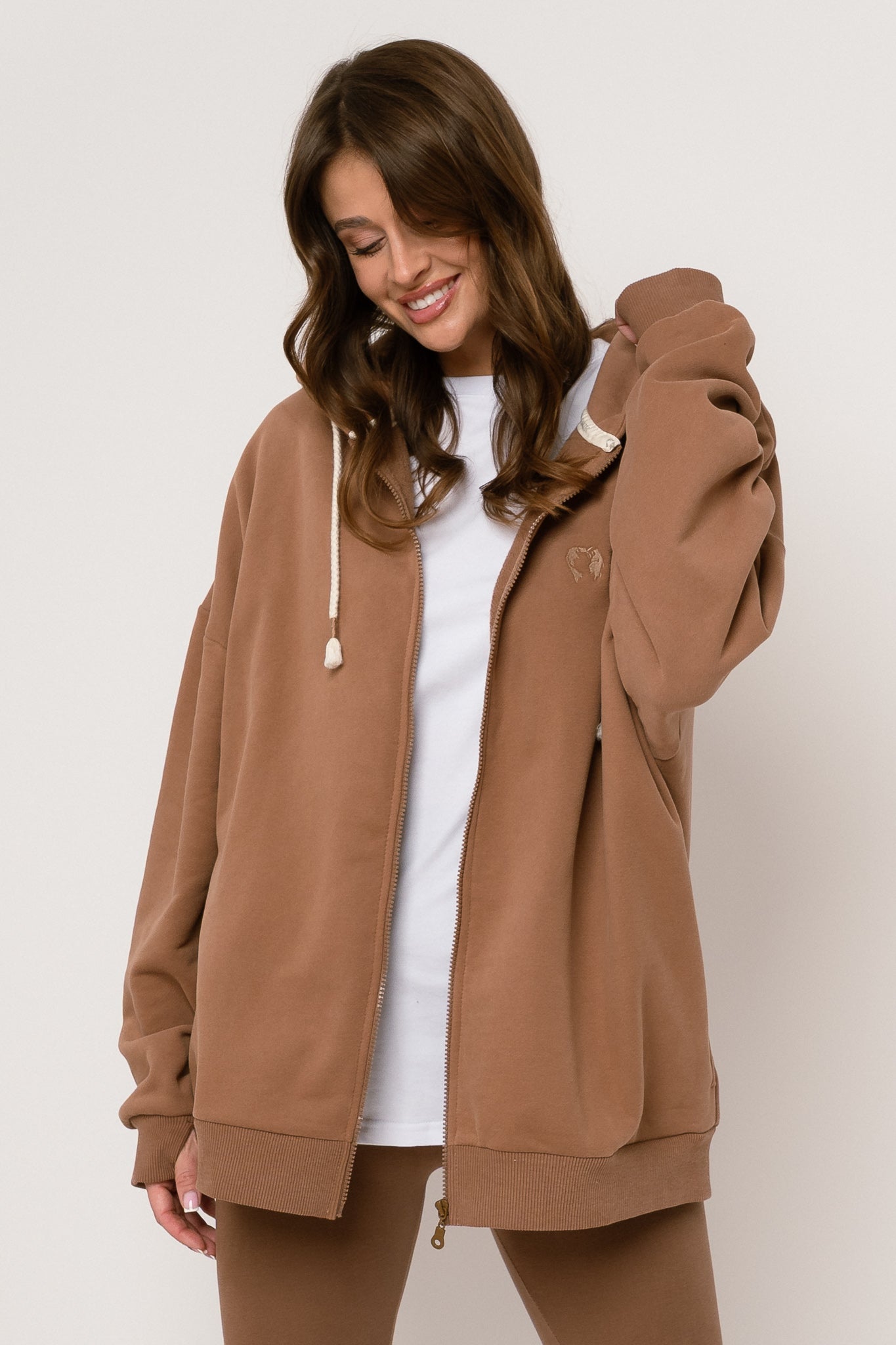 brazowa-bluza-039kxw-1.jpg BLUZA Z KAPTUREM ROZPINANA BRĄZOWA NIKO - obrazek 1
