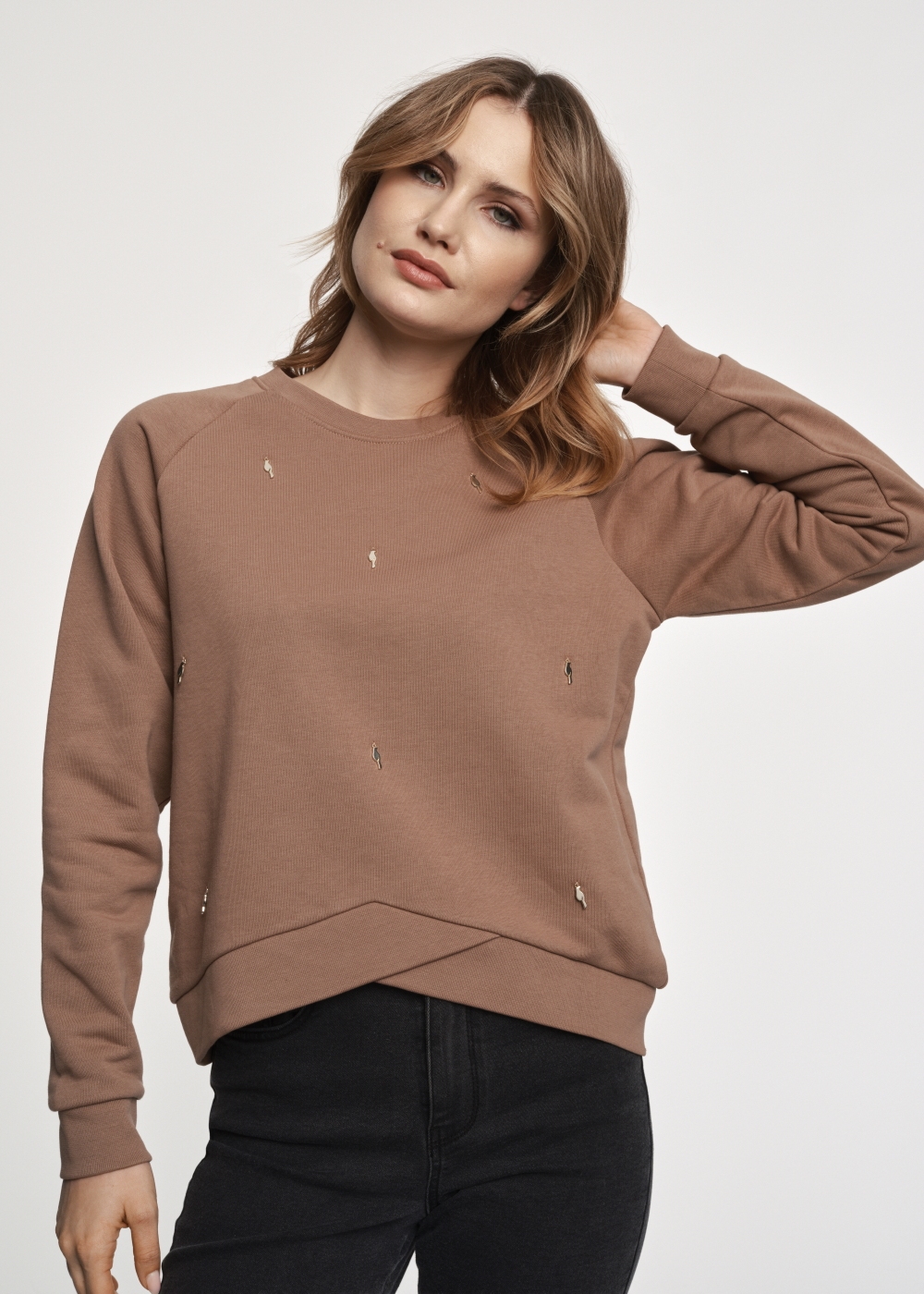 brazowa-bluza-117dfu-1.jpg Brązowa bluza damska z zawieszkami BLZDT 0091 24(Z23) - obrazek 1