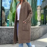 Długi sweter kardigan w kolorze brązowym z kieszeniami CZIRO MALOMA sklep z odzieżą damską, bluzki, t shirty, bluzy, duże rozmiary, plus size