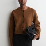 KARDIGAN Z WEŁNY MERINO BRĄZOWY | COS PL