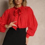 Czerwona Tłoczona Bluzka o Koszulowym Kroju z Ozdobnym Wiązaniem Sepalea Czerwone bluzki damskie Renee, l, bez wzorów, z jeansu, eleganckie, bez kołnierzyka, bez ramiączek. Za 79.99 zł. Bluzki damskie