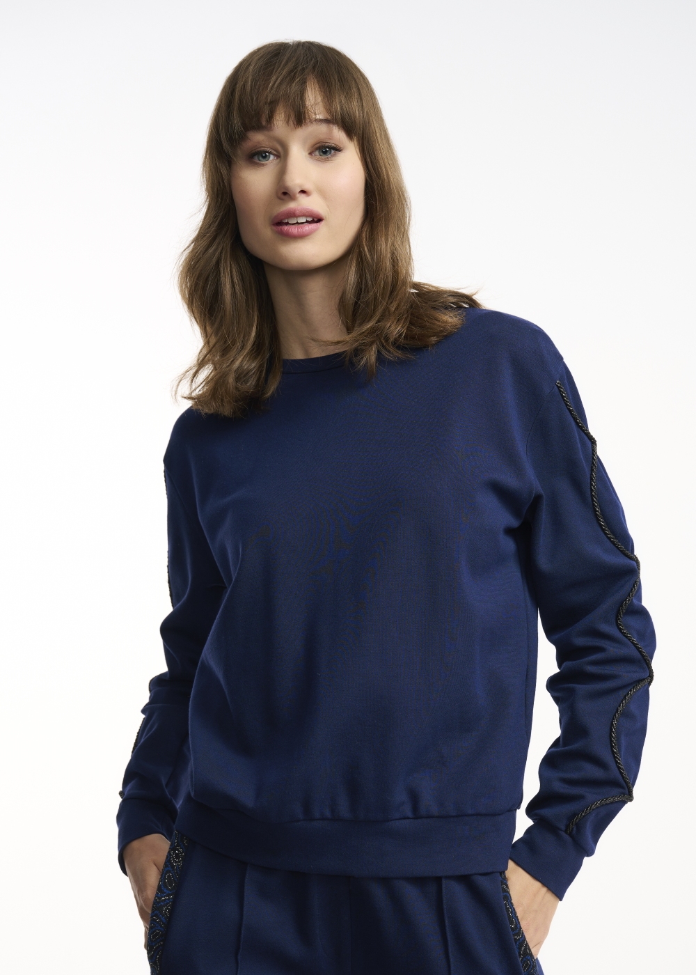 granatowa-bluza-damska-179vxw-1.jpg Granatowa bluza damska z aplikacją BLZDT 0077 69(Z22) - obrazek 1
