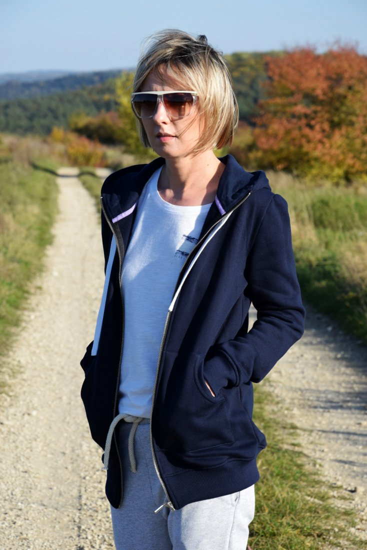 granatowa-bluza-damska-299hji-1.jpg CHLOE rozpinana ciepła bluza z kapturem granatowa Ubrania DecoBazaar - obrazek 1