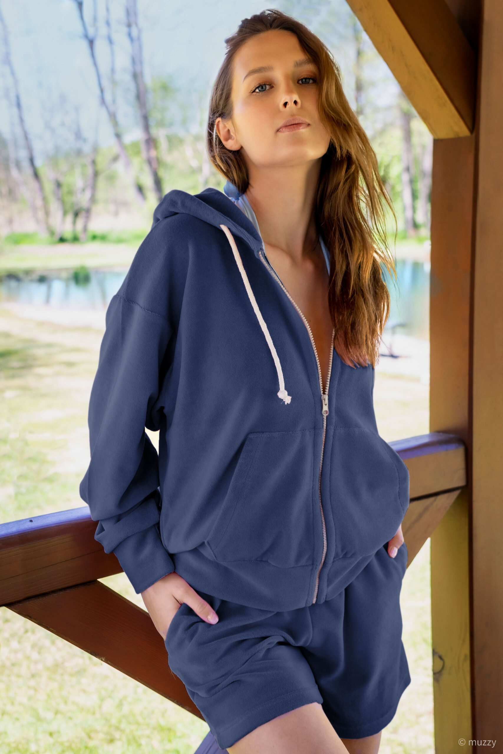 granatowa-bluza-damska-664puv-1.jpg Bluza damska frota z kapturem rozpinana granatowa HOMEWEAR - obrazek 1