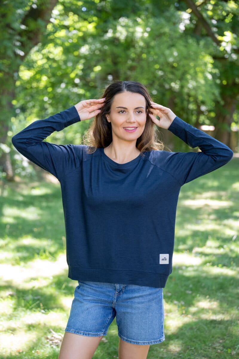 granatowa-bluza-damska-980gpx-1.jpg Damska bluza z wełny merino RWS granatowa, cienka, oversize | MeriTales - obrazek 1