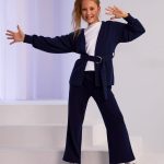 Granatowy sweter z paskiem