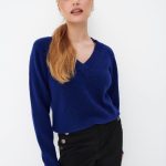 Granatowy sweter z dekoltem V