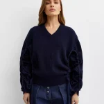 Damski granatowy sweter w serek JW Anderson | Moliera2.com