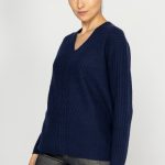 Granatowy sweter z kaszmiru z dekoltem V Deni Cler