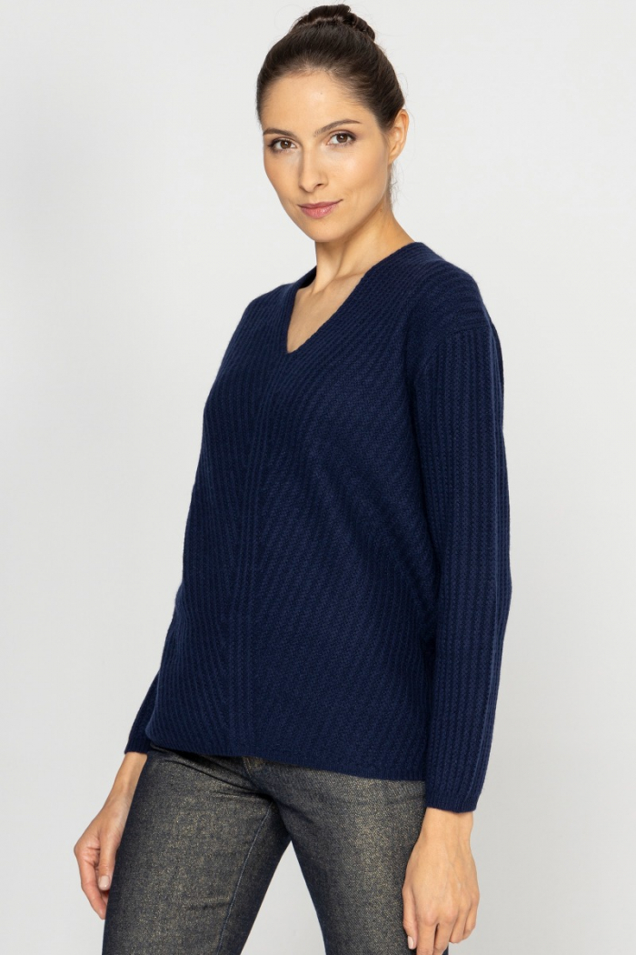 granatowy-sweter-704fwy-1.jpg Granatowy sweter z kaszmiru z dekoltem V Deni Cler - obrazek 1