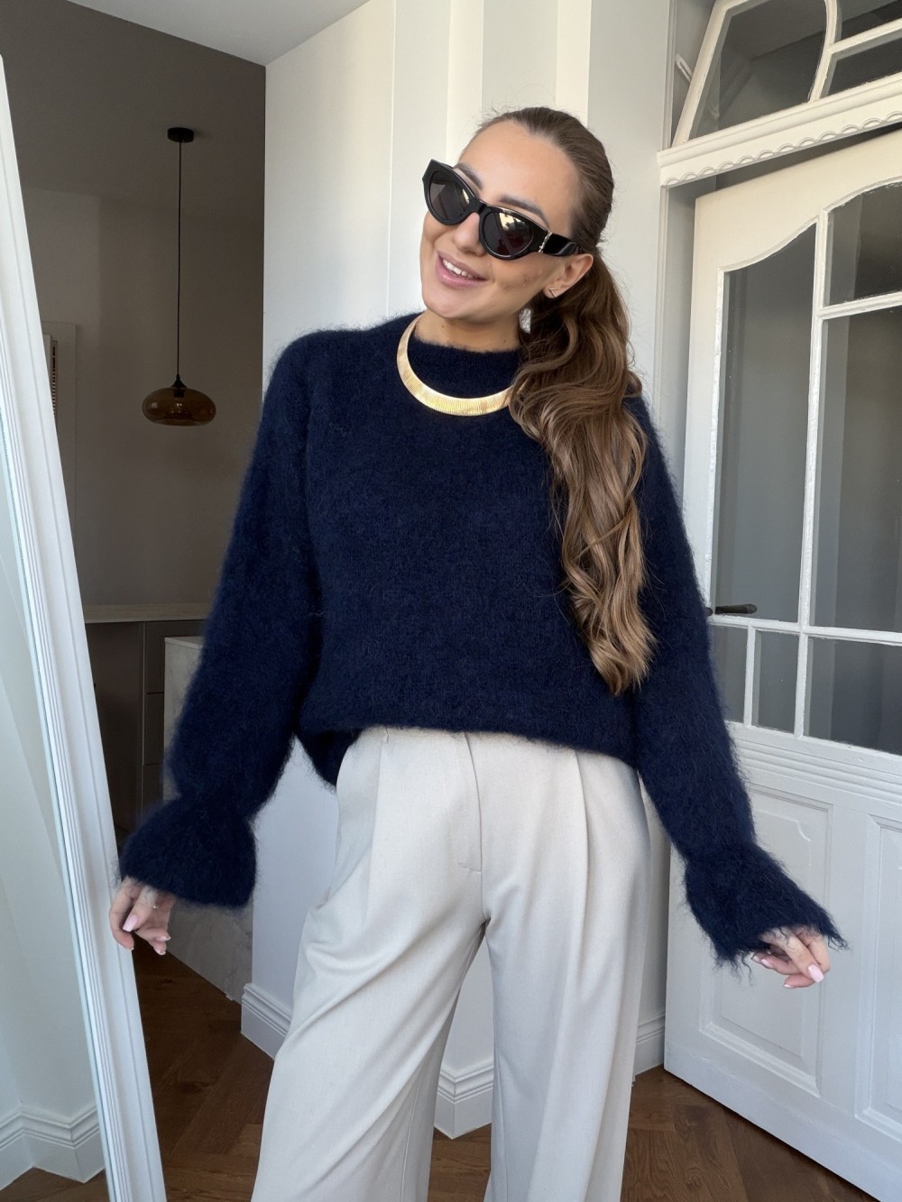 granatowy-sweter-damski-084uxn-1.jpg Sweter damski 81% kid mohair rękaw z falbanką granatowy Ferro Boutique - obrazek 1