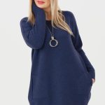 Sweter damski PLUS SIZE z kieszeniami granatowy 44 50 Dla puszystych Femimoda.pl