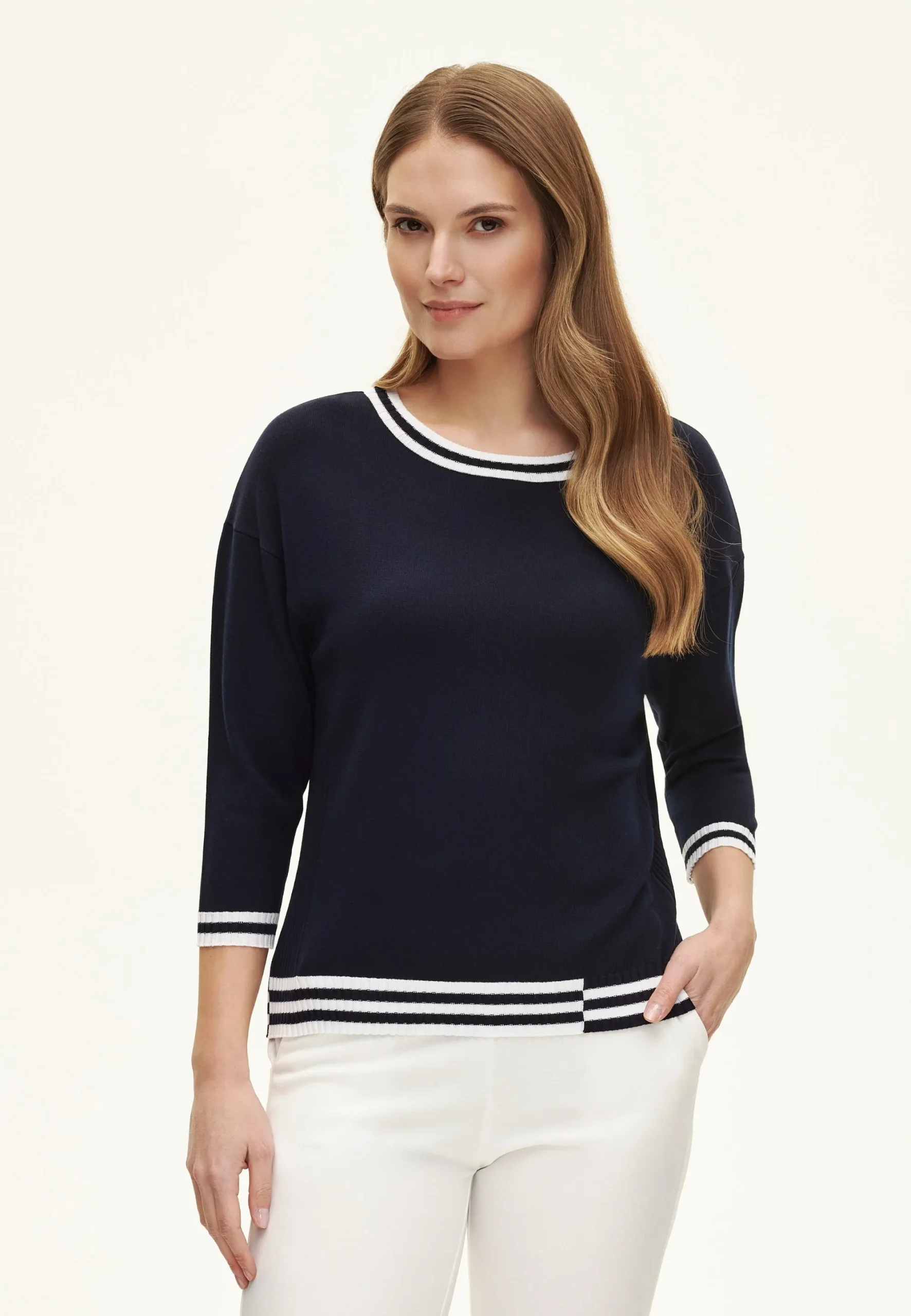 granatowy-sweter-damski-355gpc.webp GRANATOWY SWETER DAMSKI Z RĘKAWEM 3/4 PINELA ANCORA - obrazek 1