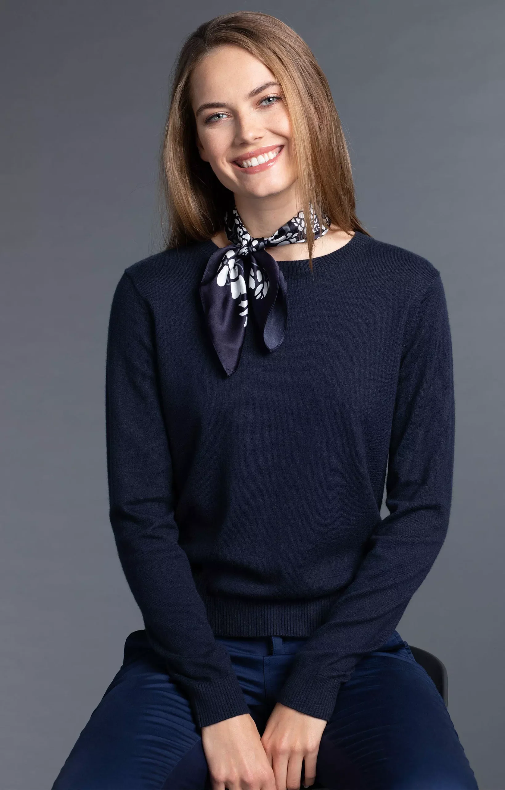 granatowy-sweter-damski-356lpi.webp Granatowy sweter damski | Wólczanka - obrazek 1