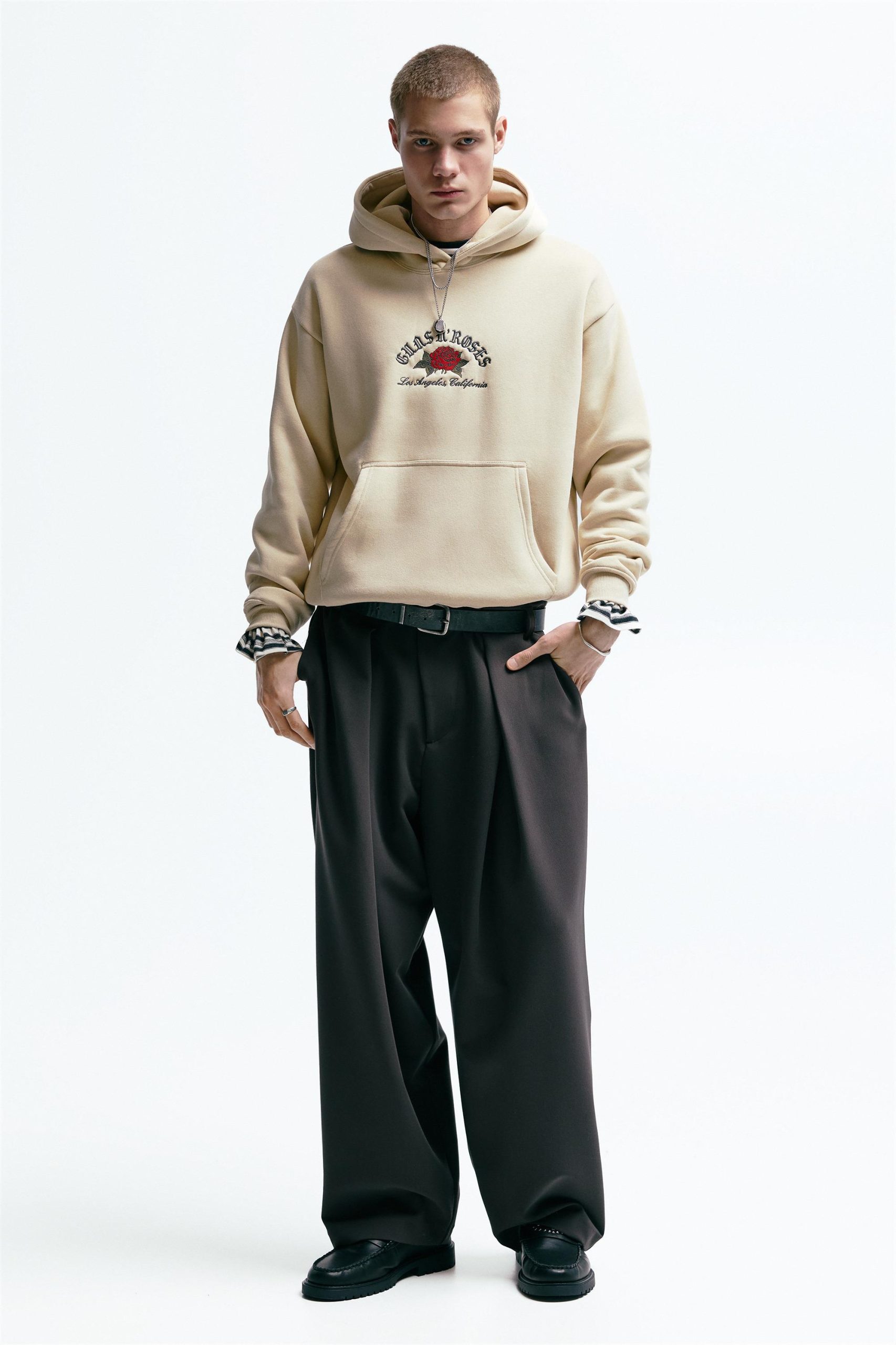 pull-and-bear-bluzy-559akh-1.jpg Bluza z kapturem Guns N' Roses | Pull&Bear Poland - obrazek 1