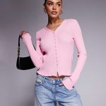 ASOS DESIGN – Różowy zapinany na guziki prążkowany kardigan z dekoltem w kształcie litery V i falbanką | ASOS