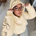 SHEIN EZwear Bluzy damskie z kapturem i haftem w kolorze żółtka jaja, bluza damska Baddie Clothes Yellow, bluza z masłem i żółtymi ubraniami Y2K