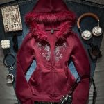 SHEIN EZwear Bluza damska z nadrukiem kwiatowym, kryształkami i futrzanym kołnierzem, zapinana z przodu, jesienno zimowa bluza damska Bluzy damskie Zimowe ubrania damskie Czerwona bluza Bluza ze sztucznego futra Bluza damska z wykończeniem