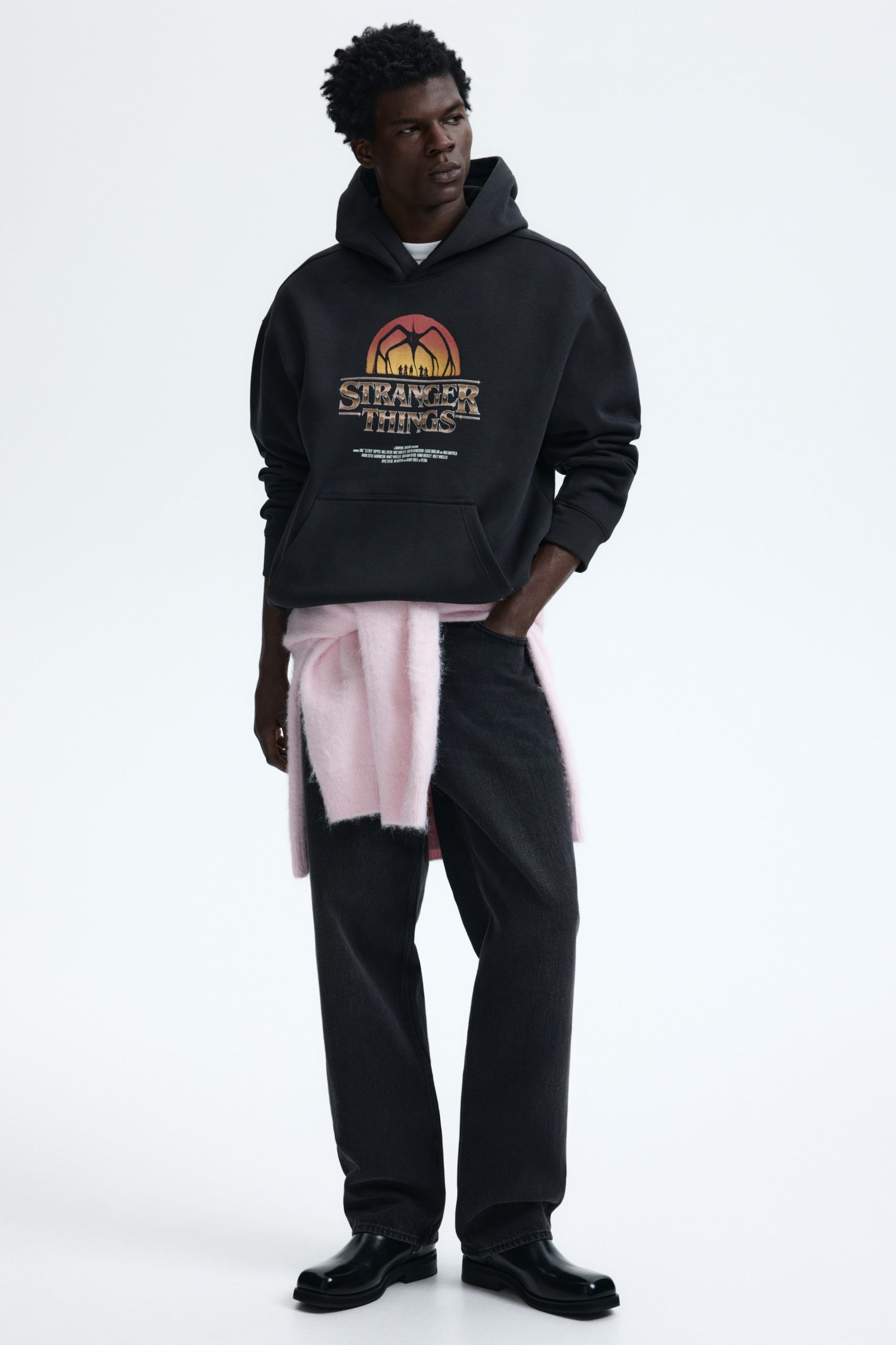 stranger-things-bluza-160aii-1.jpg Bluza z kapturem Loose Fit Czarny/Stranger Things ON | H&M PL - obrazek 1