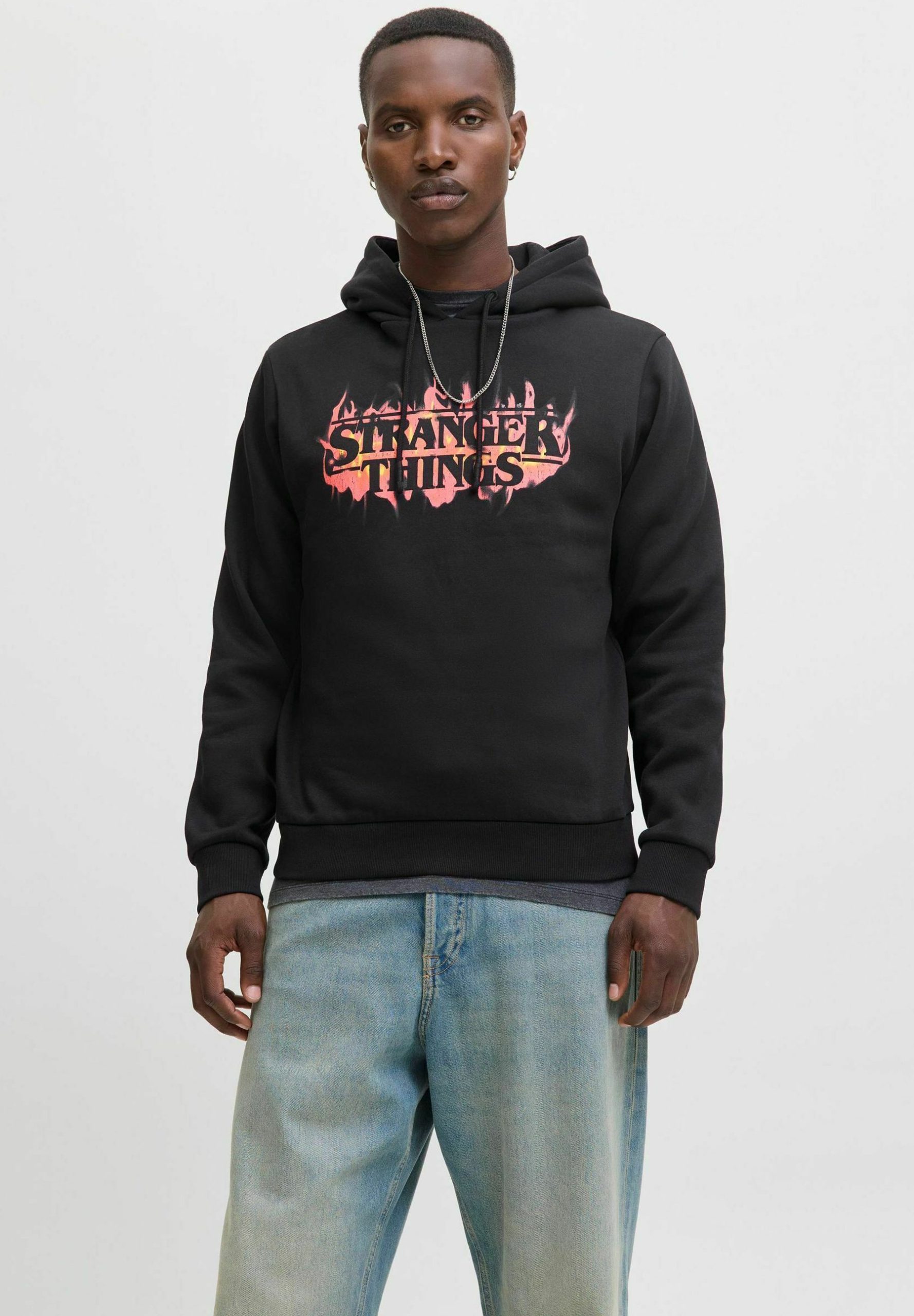 stranger-things-bluza-288pce-1.jpg Jack & Jones STRANGER THINGS Bluza z kapturem/czarny Zalando.pl - obrazek 1