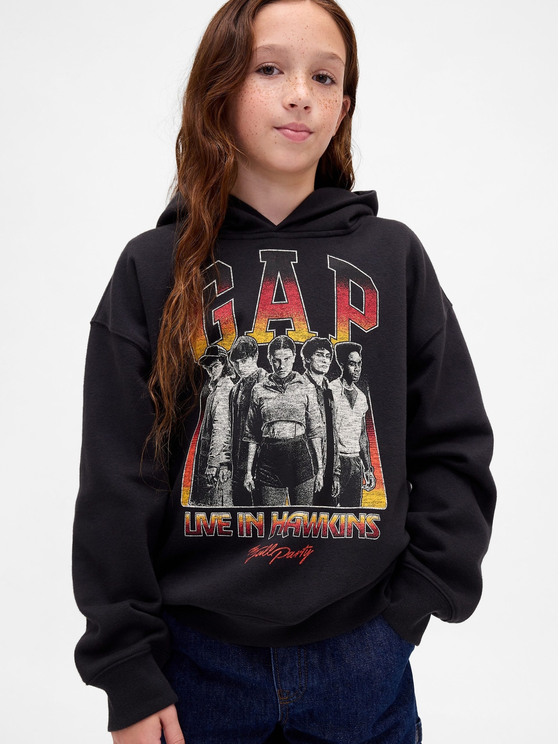 stranger-things-bluza-690fhx-1.jpg Gap × Stranger Things bluza dziecięca unisex | GAP.pl - obrazek 1