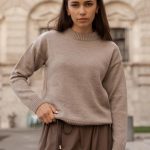 KLASYCZNY SWETER Z WEŁNY MERINO TAUPE LUNEDI