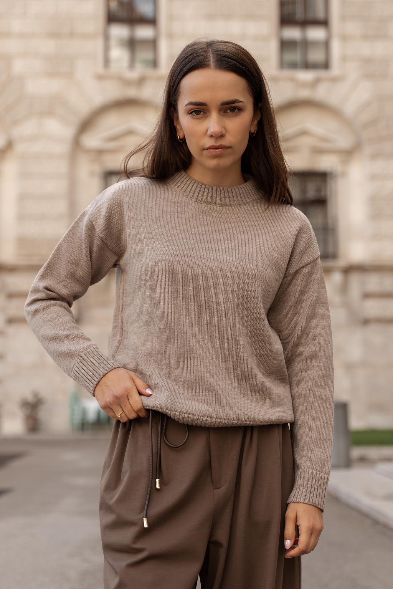 sweter-z-welna-018dts.jpg KLASYCZNY SWETER Z WEŁNY MERINO TAUPE LUNEDI - obrazek 1