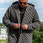 Wełniany kardigan z kapturem – dzianina "warkocz