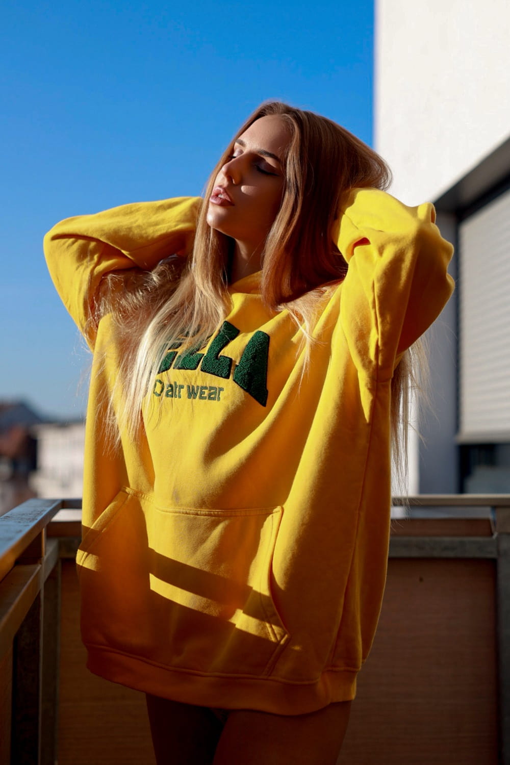 zolta-bluza-258vyf-1.jpg Bluza żółta oversize z kapturem BELLA chenile - obrazek 1