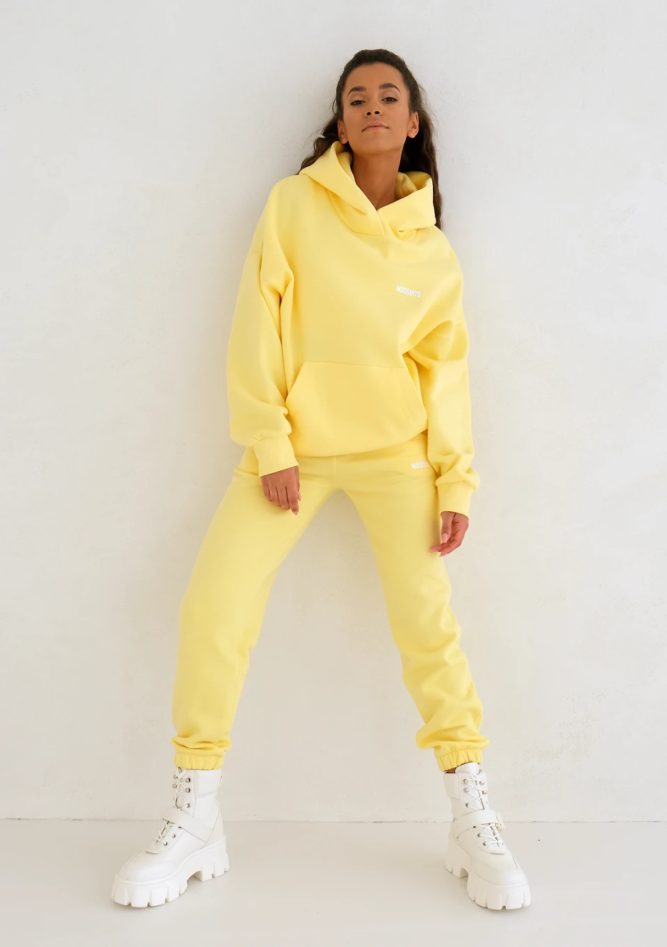zolta-bluza-301dzw.webp Pure Żółta bluza z kapturem i kieszenią Mosquito - obrazek 1